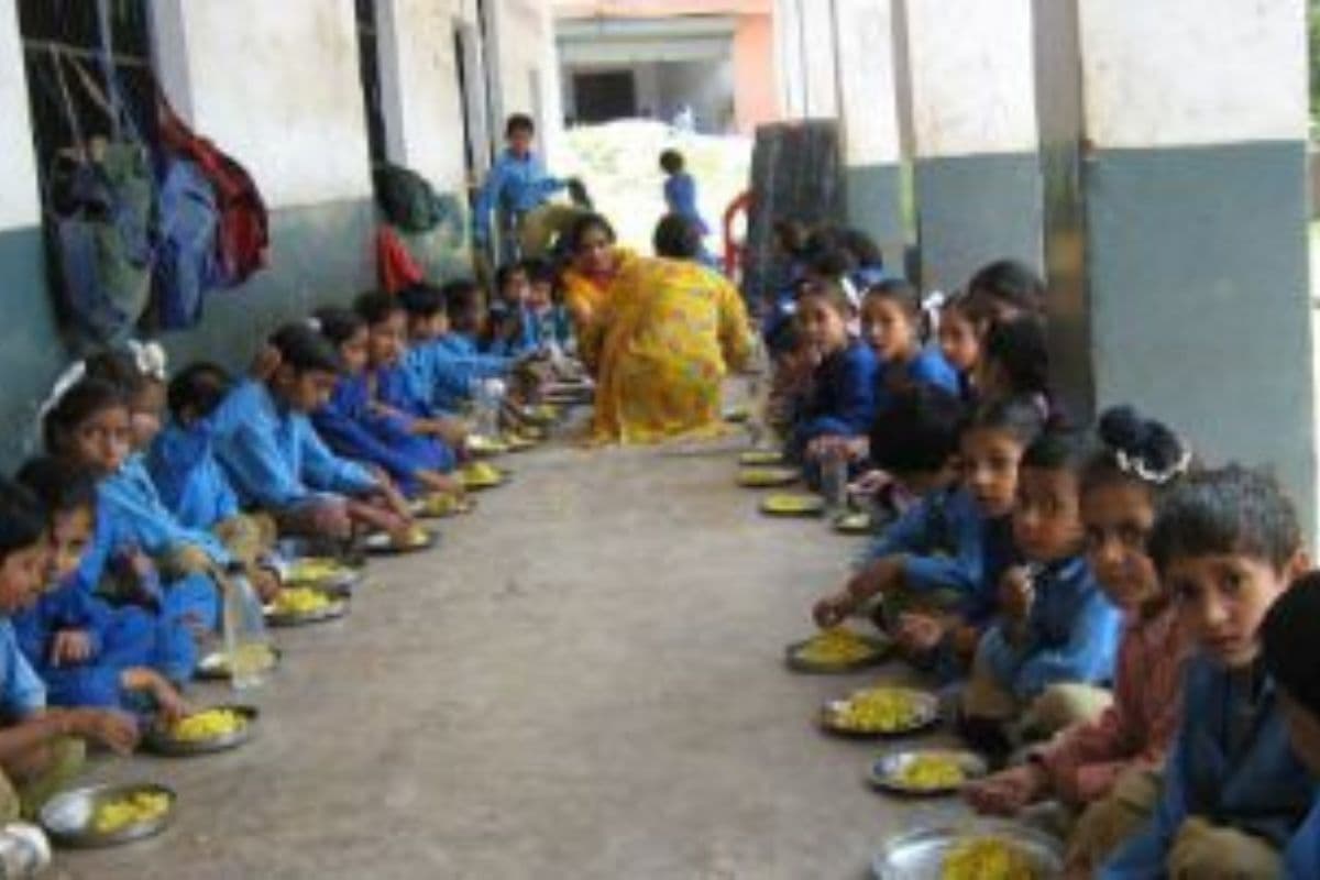 नालंदा में मिड-डे मील का भोजन खाने से 50 से अधिक बच्चे हुए बीमार, सभी को हॉस्पिटाल में भर्ती कराया गया