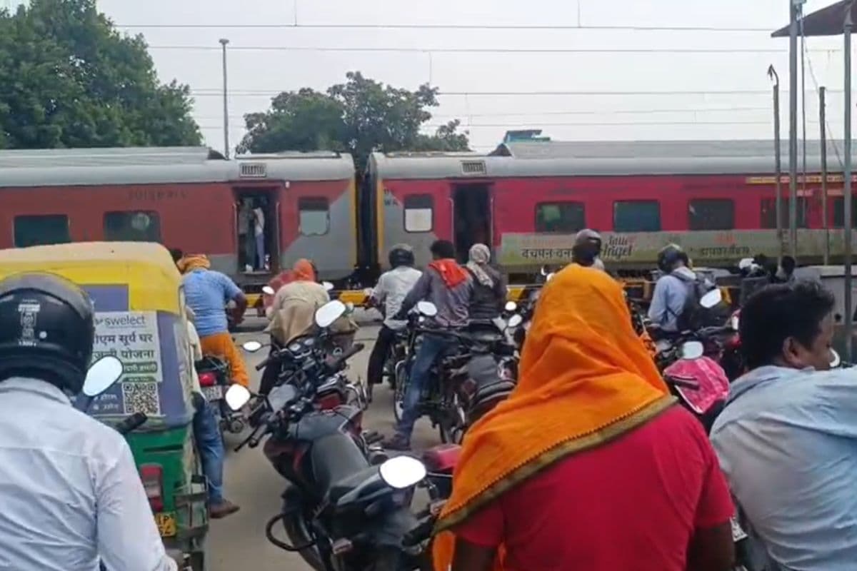 Saran News : आधे घंटे तक बंद रहा रेल फाटक, भीषण गर्मी में चार यात्री बेहोश