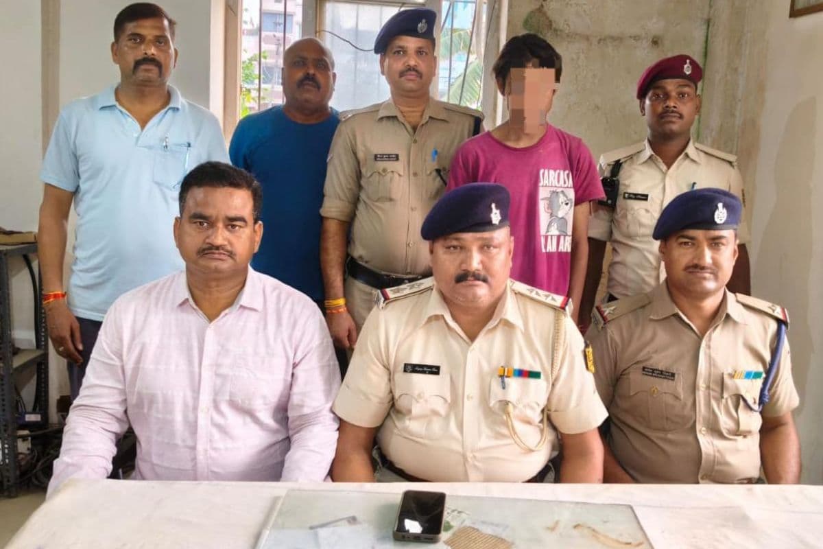 Siwan News : बरौनी-ग्वालियर एक्सप्रेस में यात्री का मोबाइल उड़ाकर भाग रहा था आरोपी, प्लेटफॉर्म पर धराया