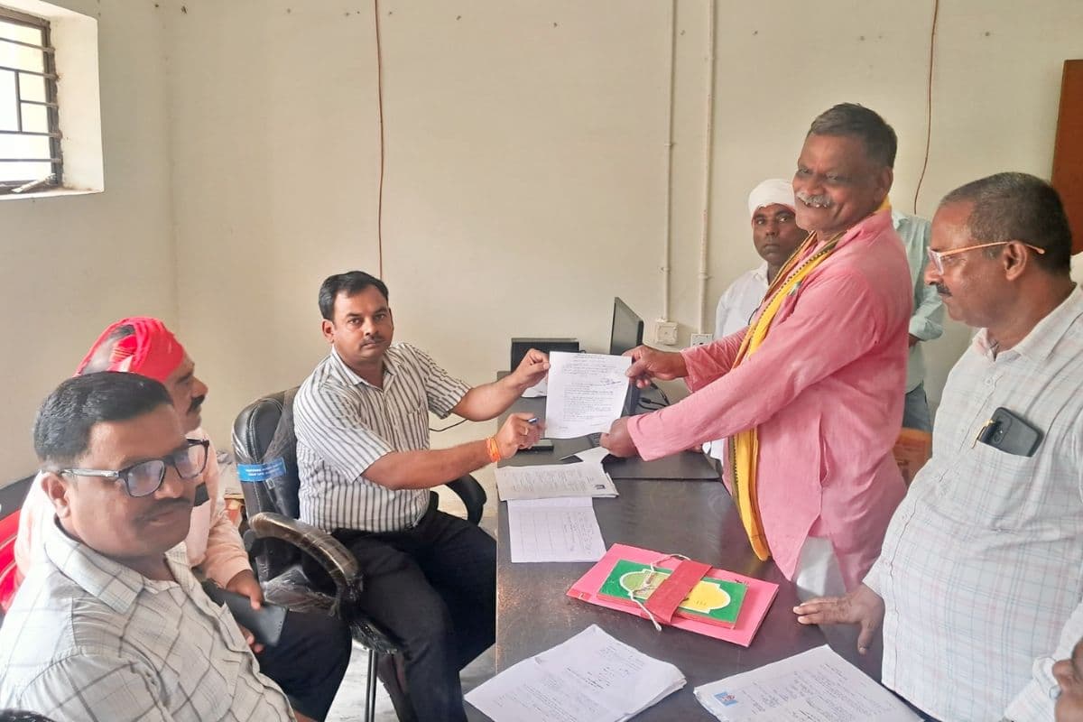Hajipur News : महनार में पैक्स चुनाव नामांकन शुरू, पहले दिन 14 प्रत्याशियों ने दाखिल किया पर्चा