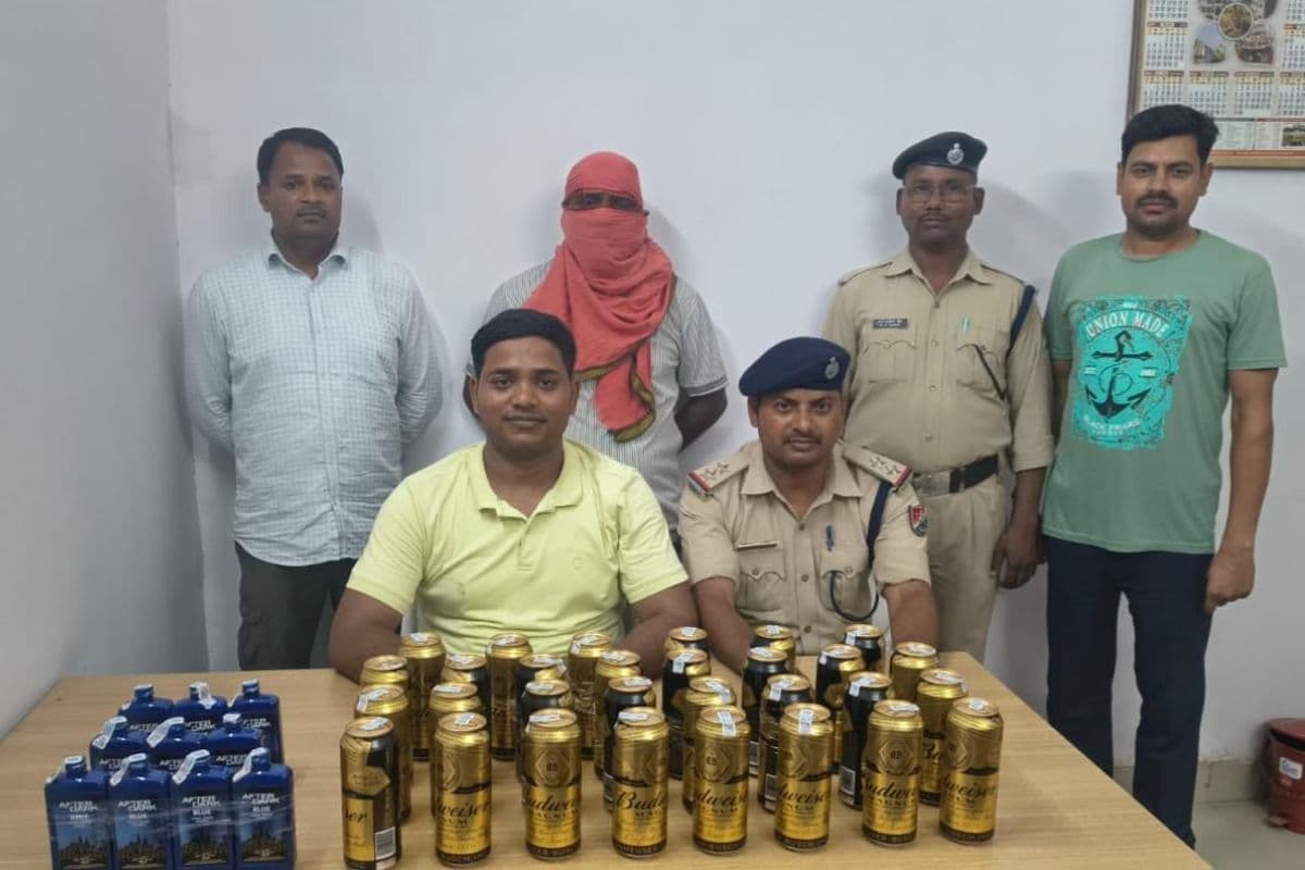 Saran News : अवध असम एक्सप्रेस से शराब के साथ तस्कर गिरफ्तार