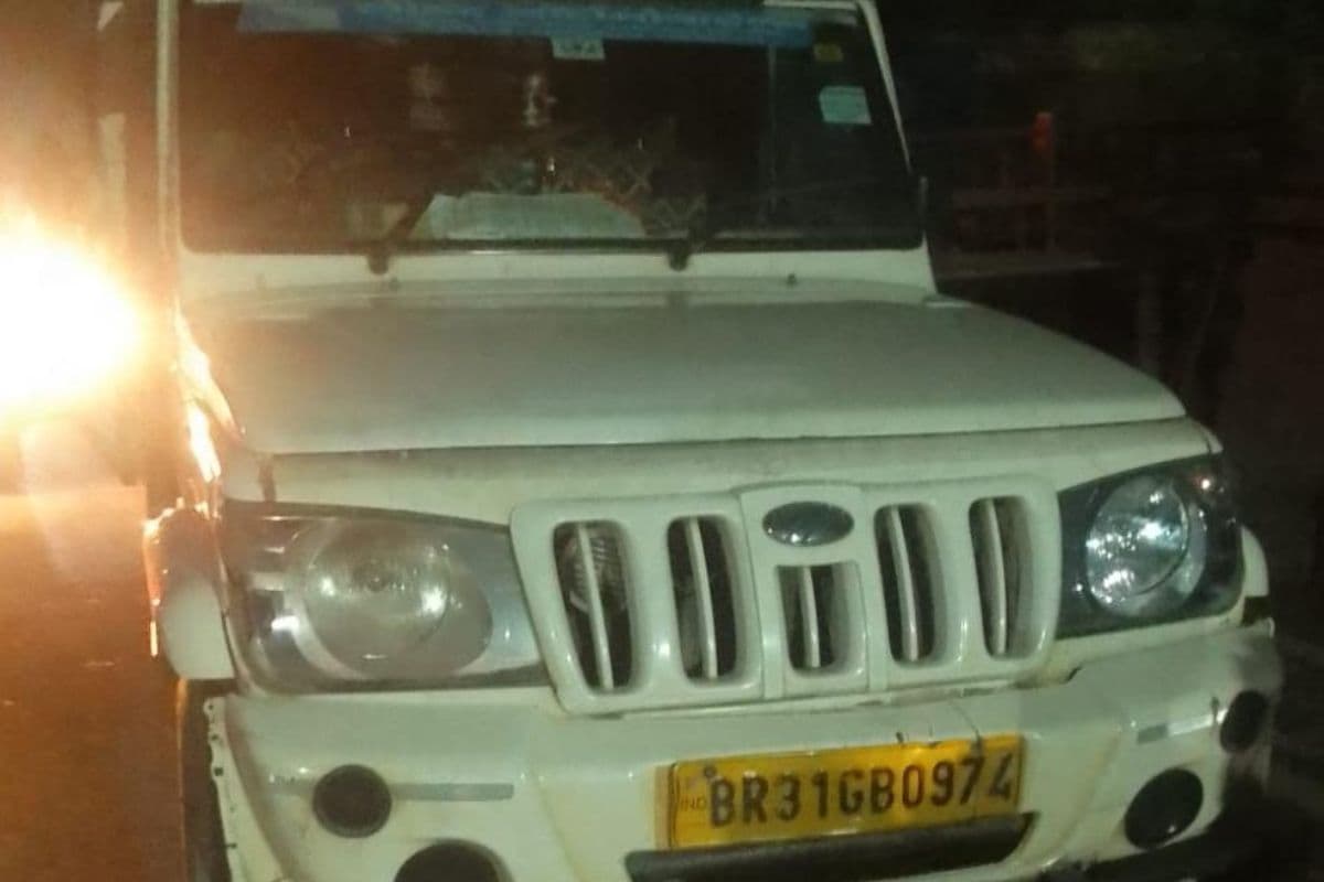 Hajipur News : महुआ में चलती पिकअप वैन के नीचे घुसा 5 वर्षीय बच्चा, गंभीर रूप से घायल