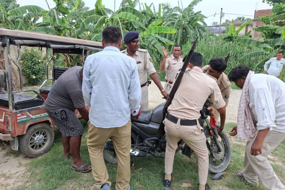 Saran News : लावारिस बाइक की डिक्की से कट्टा व कारतूस बरामद, इलाके में सनसनी