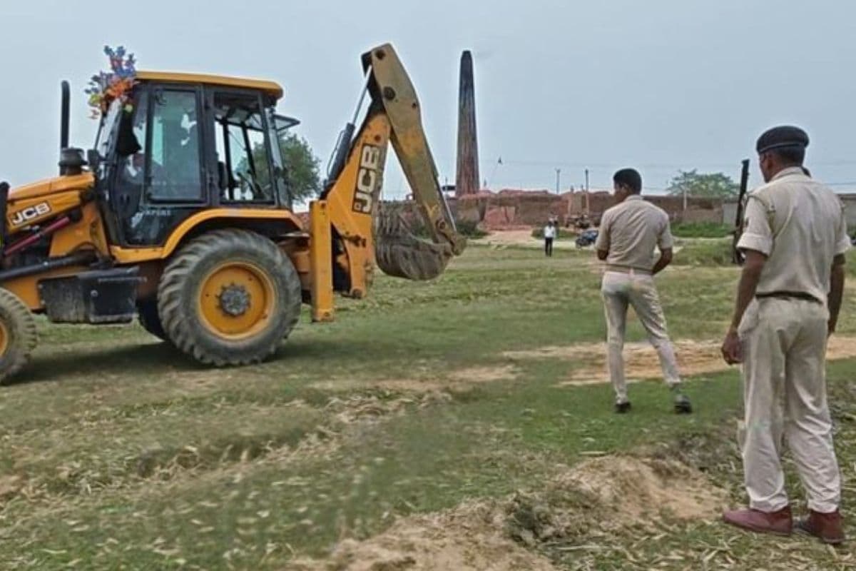 बक्सर में अवैध खनन के खिलाफ पुलिस की बड़ी कार्रवाई , छापेमारी में जेसीबी समेत तीन वाहन जब्त