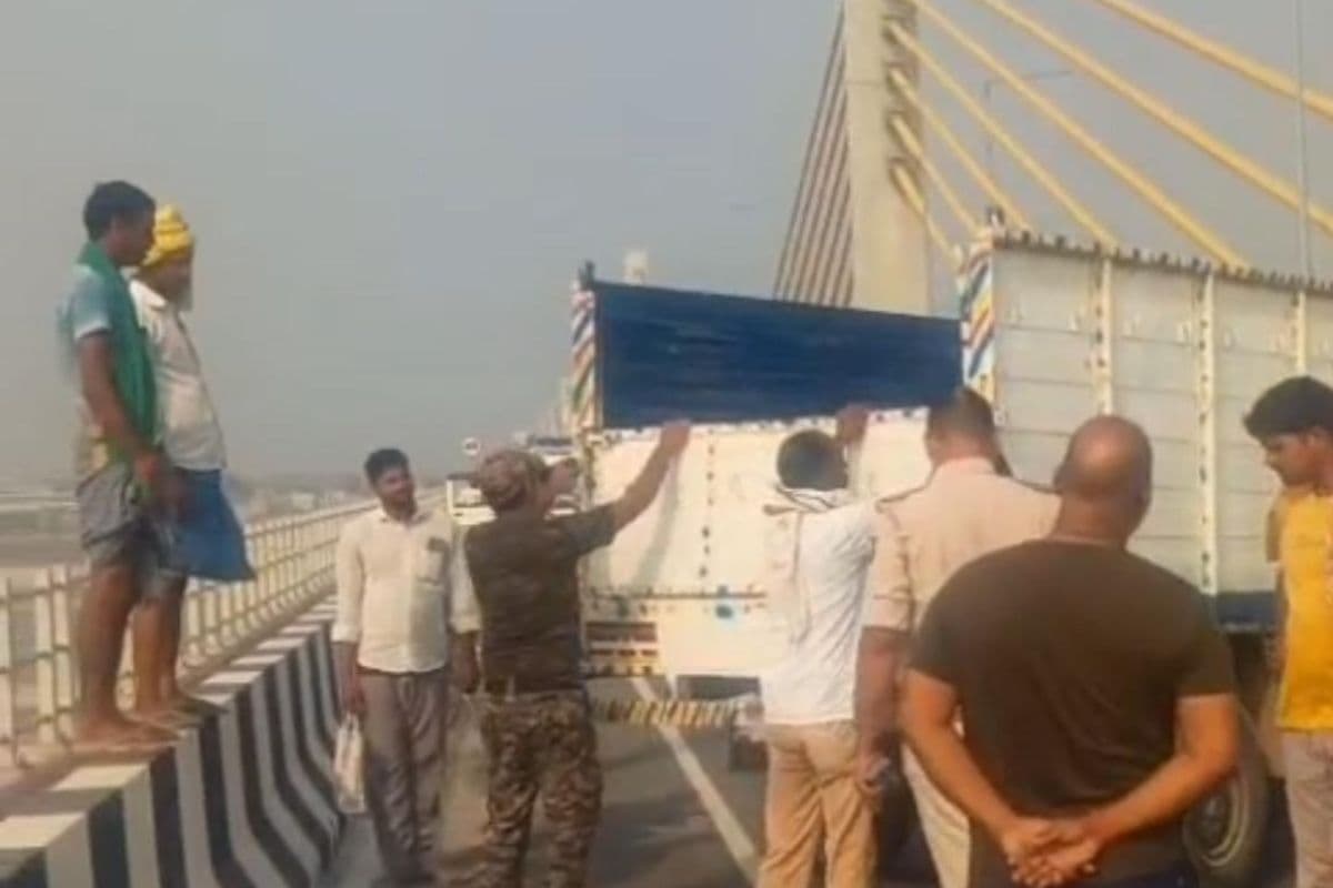Hajipur News : पुल पर युवक की हत्या कर फेंके जाने की आशंका, पुलिस जांच में जुटी