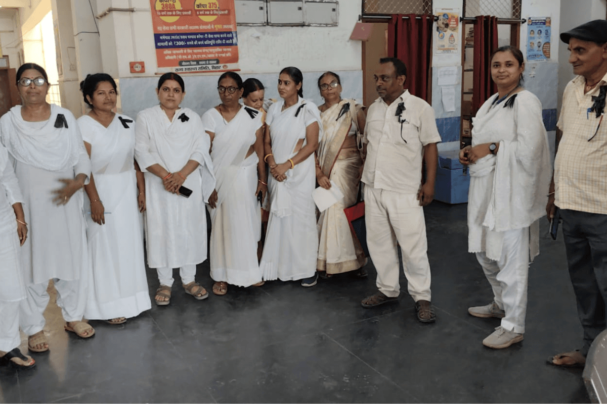 नालंदा में स्वास्थ्य कर्मियों का फूटा गुस्सा, काला बिल्ला लगाकर किया काम, 1 जून को पटना में बड़ा प्रदर्शन