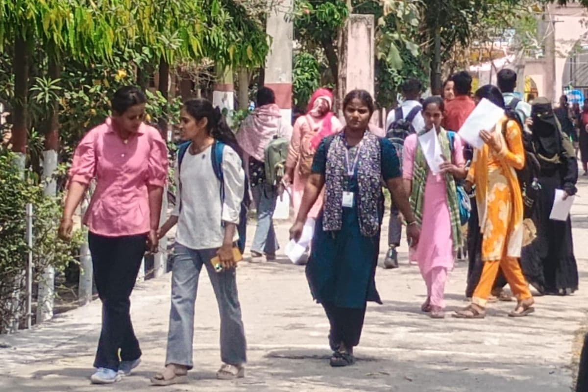 Gopalganj News : कॉलेज परिसरों में दिखी छात्रों की भीड़, प्रैक्टिकल परीक्षा जारी