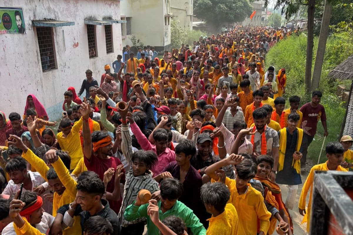 Siwan News : महाविष्णु यज्ञ को लेकर निकली भव्य कलश यात्रा, उमड़ी श्रद्धालुओं की भीड़