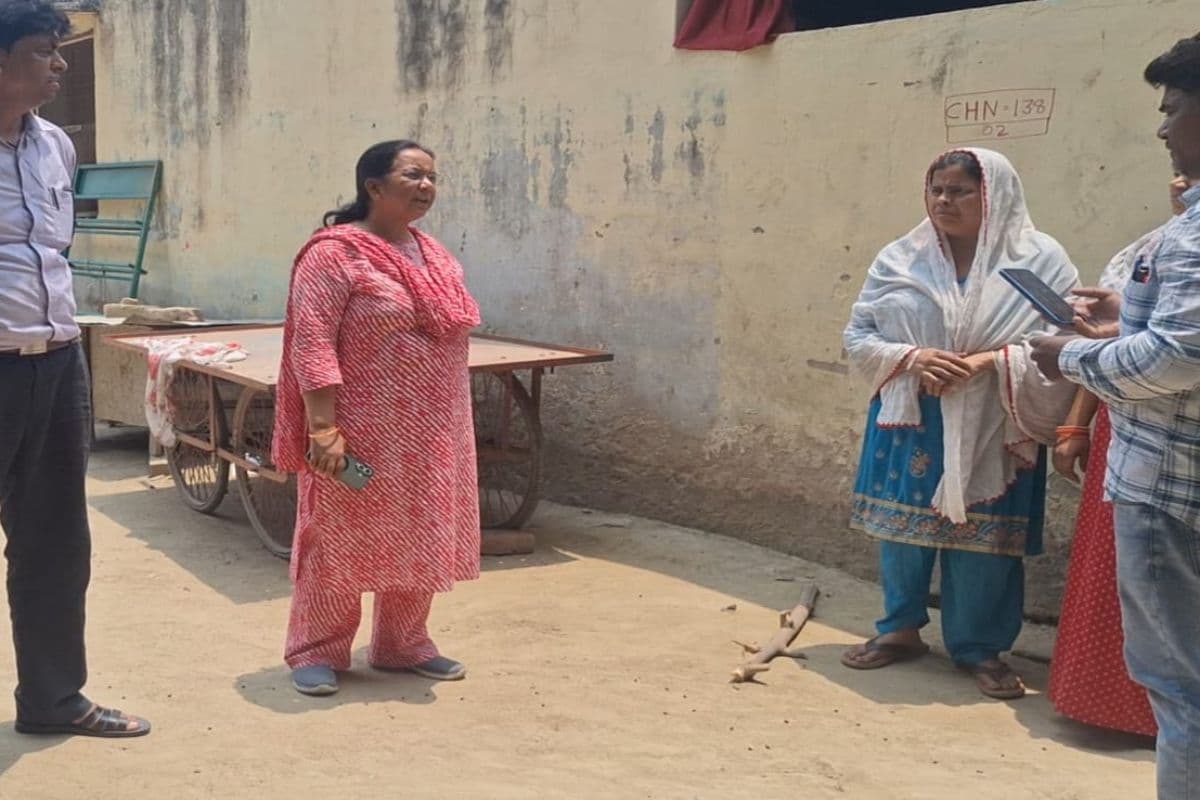 Siwan News : सुपरवाइजर और परगणक की मौजूदगी में हुई HLO ऐप पर एंट्री