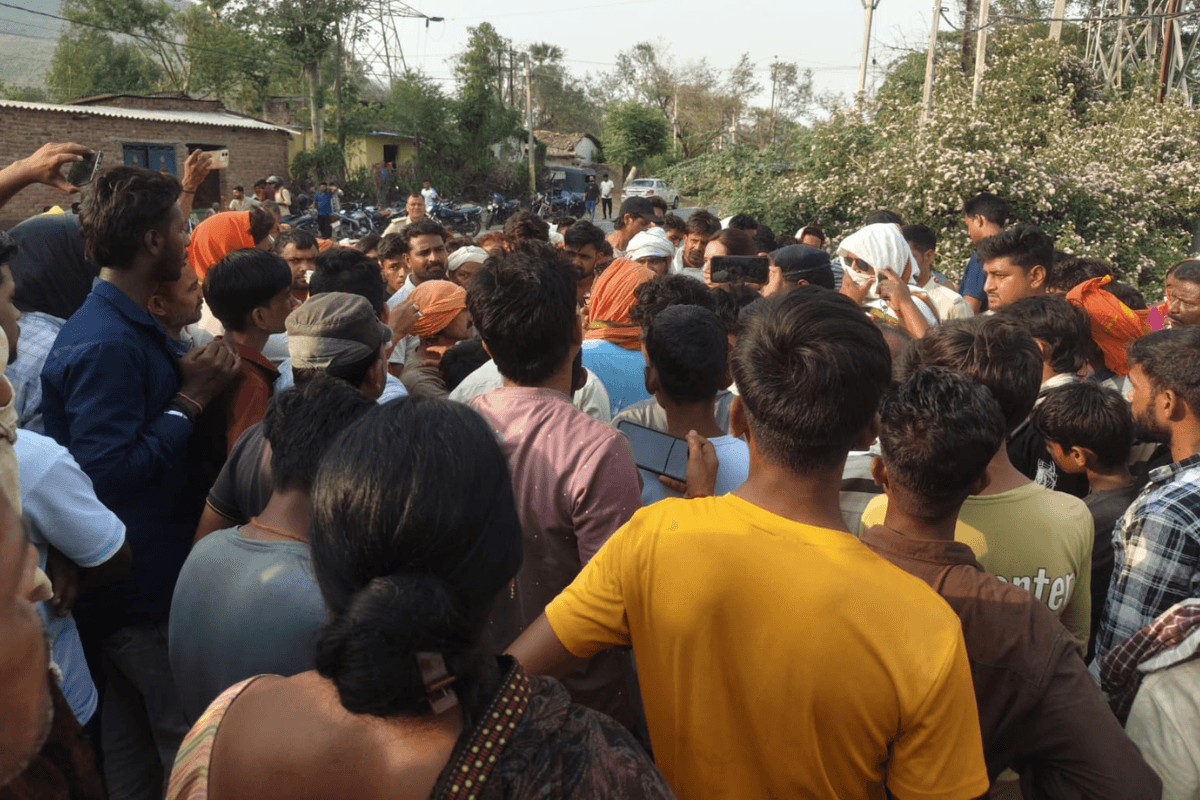 रोहतास में आक्रोश: खेत में चारा लेने गए युवक की करंट लगने से मौत, ग्रामीणों ने 3 पावर ग्रिड कराए बंद, घंटों हंगामा