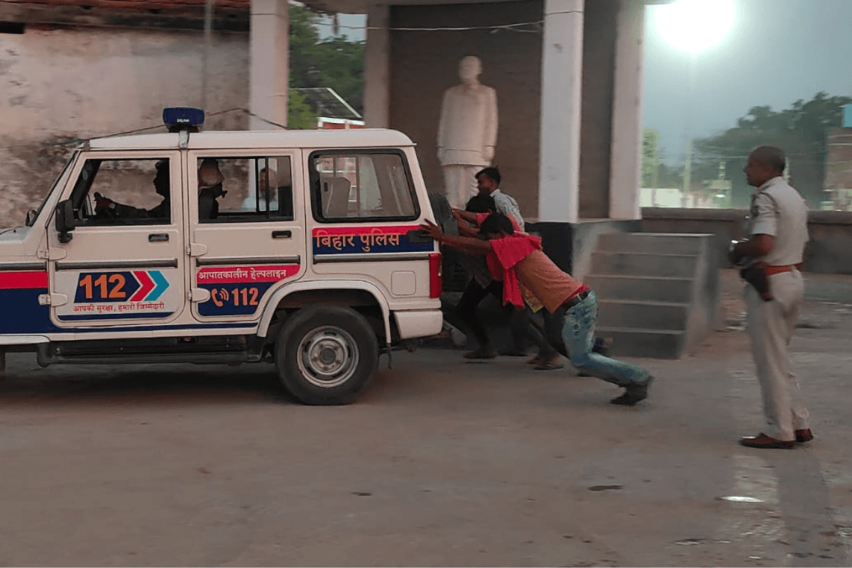 खुद बीमार हुई इमरजेंसी सेवा की गाड़ी! चेनारी में धक्का मारकर स्टार्ट हो रही डायल 112