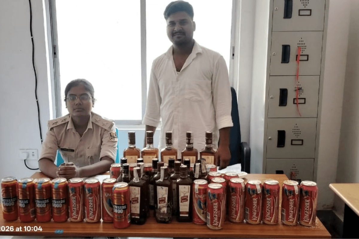 राजगीर में उत्पाद विभाग का बड़ा एक्शन, मलमास मेले के बीच वैतरणी नदी के पास झाड़ियों से 27 लीटर विदेशी शराब बरामद