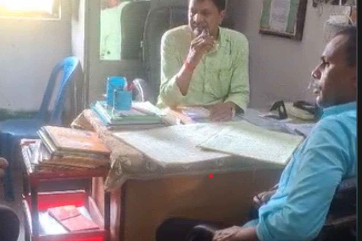 बेगूसराय में स्कूली बच्चों से अवैध वसूली, प्रधानाचार्य ने कहा - बेंच-पंखा तोड़ने वाले छात्रों से लेते हैं रूपए