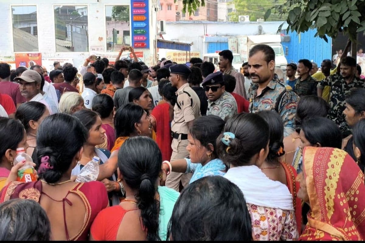 नवादा में 9 दिन से लापता किशोर का शव पत्थरों से दबा मिला, रोड जाम कर परिजनों का हंगामा