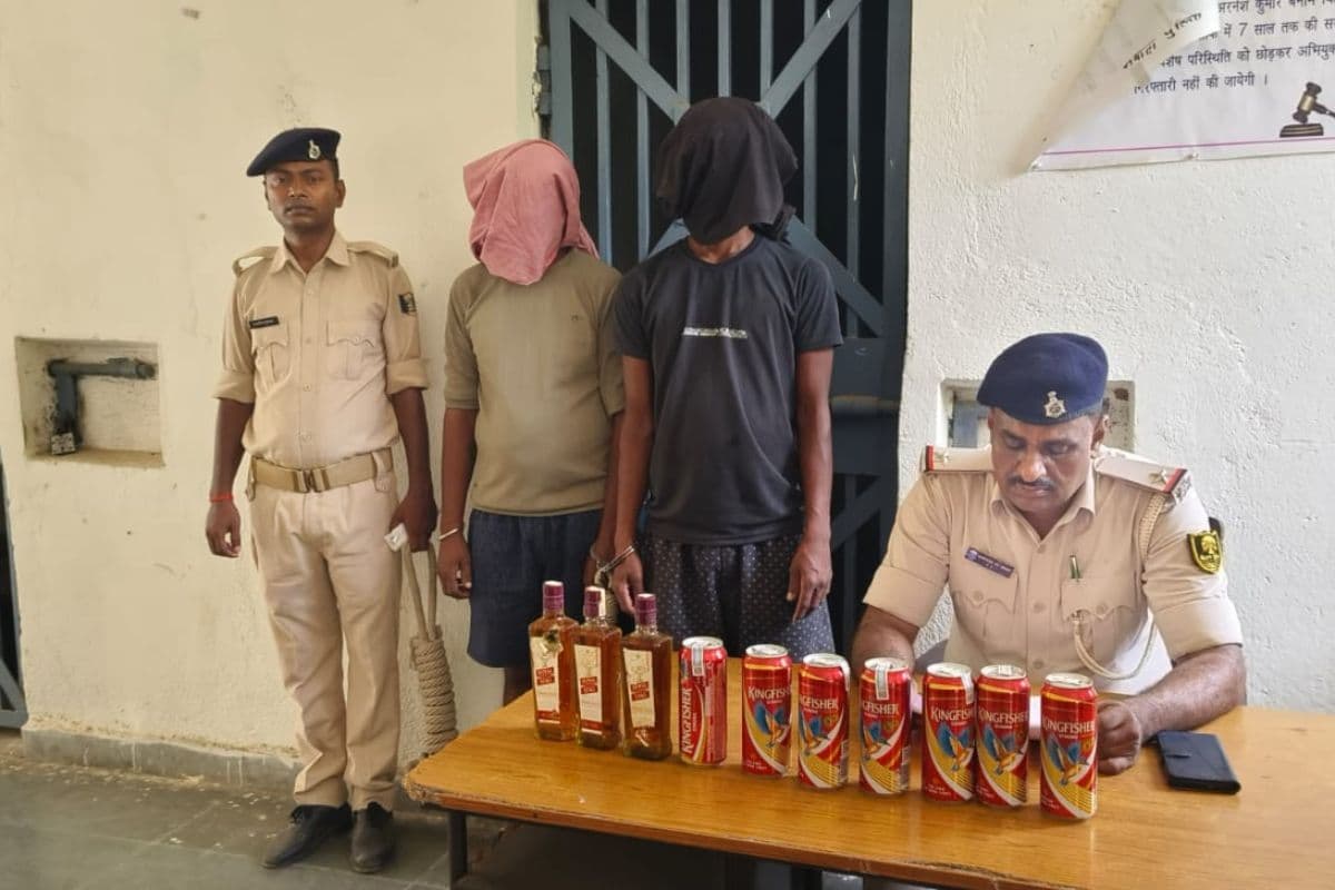 नवादा अकबरपुर में होटल में चल रहा था शराब का धंधा, दो गिरफ्तार