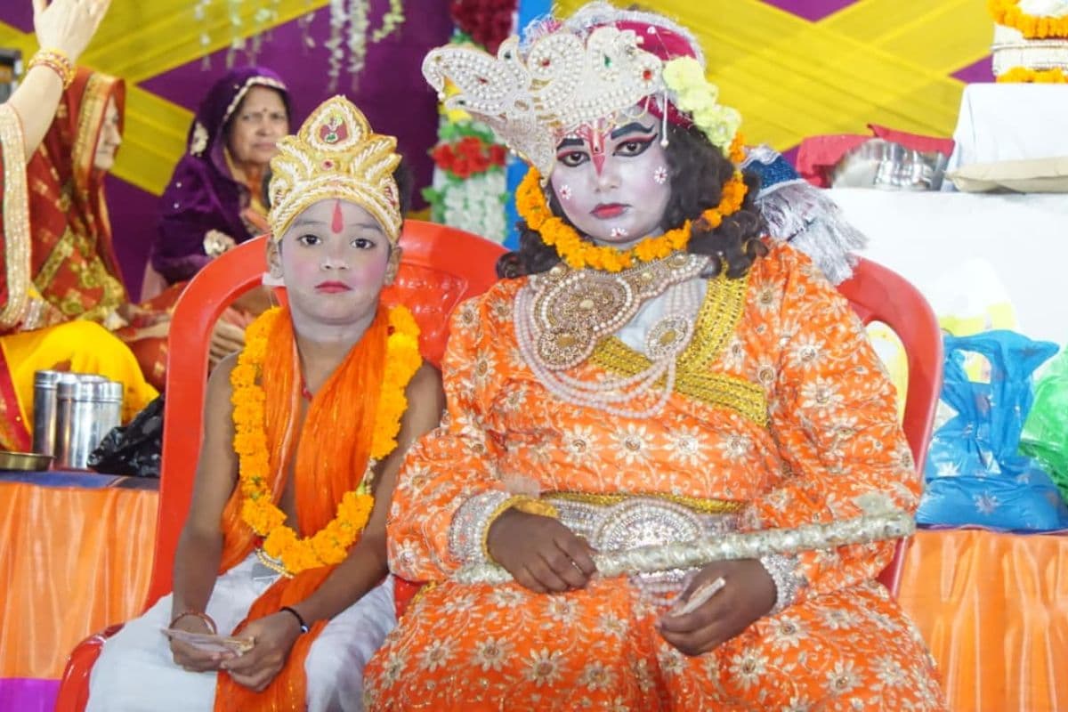 Siwan News : श्रीमद्भागवत कथा में श्रीकृष्ण की बाल लीलाओं का वर्णन सुन भावविभोर हुए श्रद्धालु
