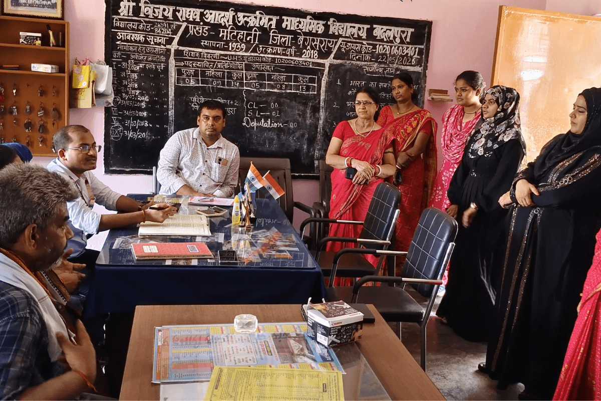 बेगूसराय के बदलपुरा स्कूल में MDM के समय पहुंचे DPO,मटिहानी स्कूल में 5 शिक्षक गायब, मांगा स्पष्टीकरण