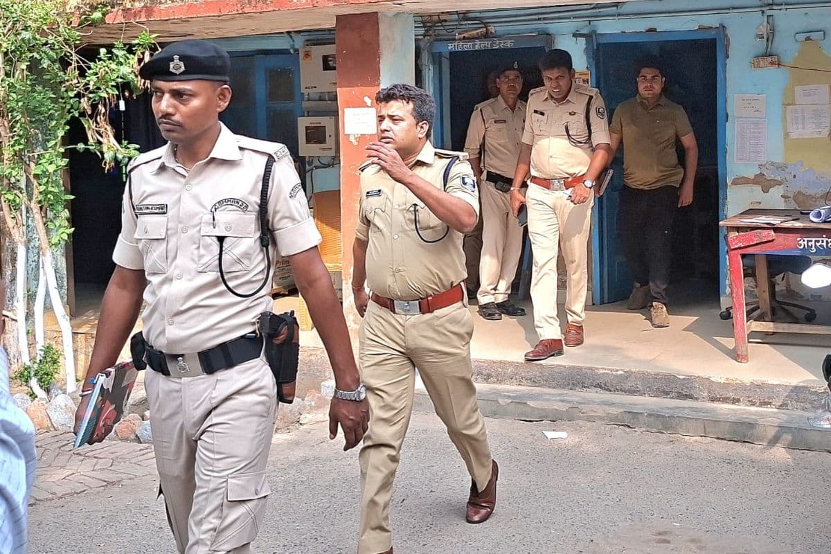 Siwan News : एसपी ने किया थाने का निरीक्षण, अपराध नियंत्रण को लेकर दिए कड़े निर्देश