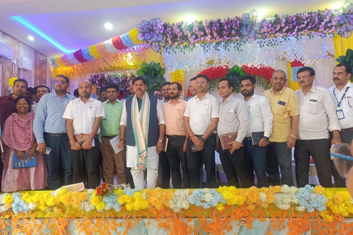 Gopalganj News : सरकारी स्कूलों की व्यवस्था सुधारने के लिए शिक्षा मंत्री ने अधिकारियों संग की बैठक