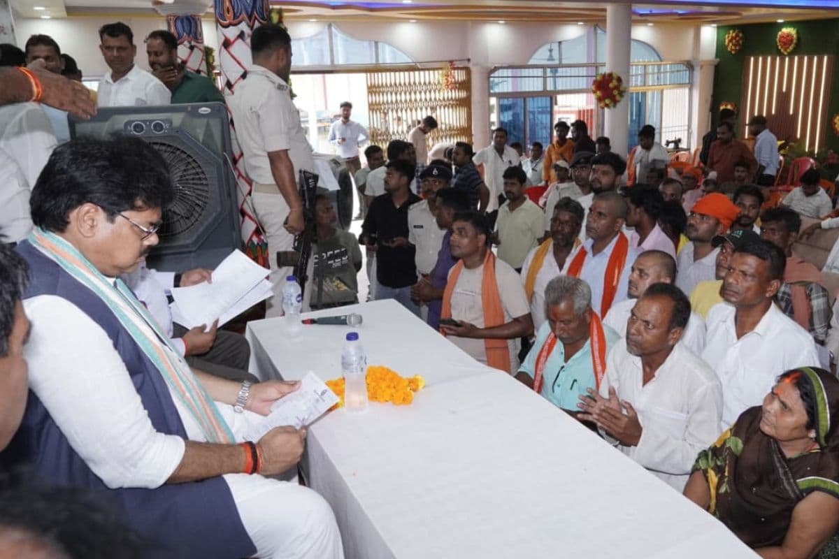 Gopalganj News : जनसुविधाओं से जुड़ी शिकायतों पर मंत्री ने अधिकारियों को किया निर्देशित