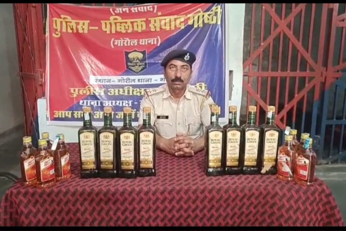 Hajipur News : मकई के खेत से भारी मात्रा में विदेशी शराब बरामद, तस्कर फरार