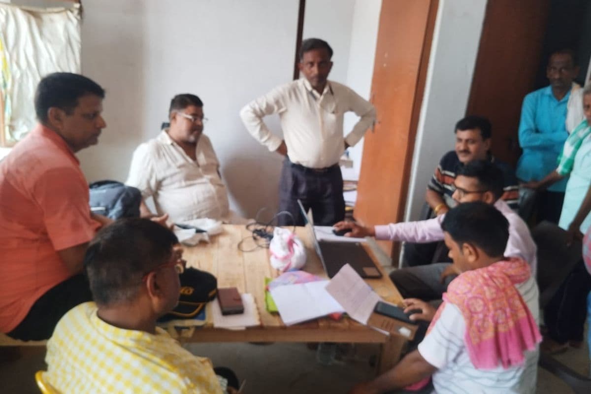 बक्सर में राजस्व व्यवस्था पर उठे सवाल, भूमि मापी के लिए लोगों कर रहे लंबा इंतजार