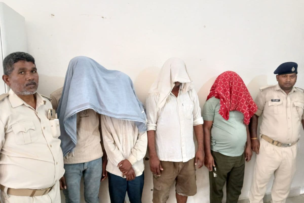 कैमूर में चोरी कांड का पर्दाफाश, पुलिस की कार्रवाई में दो पिकअप बरामद; यूपी भागने की कोशिश में चार गिरफ्तार