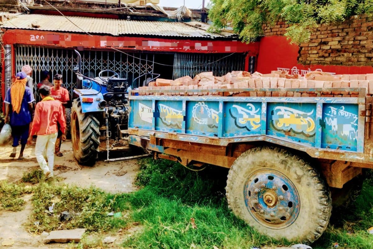 चौसा-बक्सर मार्ग पर हादसा: दुकान में घुसा ईंट लदा ट्रैक्टर