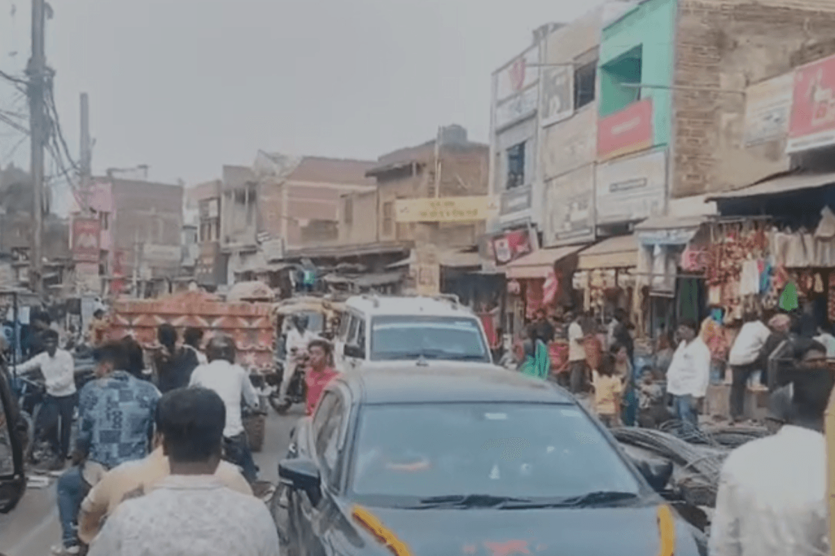 नालंदा के हिलसा में 8 दिनों बाद ही फेल हुई नई ट्रैफिक व्यवस्था, पुलिस नदारद होने से बाजार में घुस रहे बड़े वाहन, लग रहा जाम