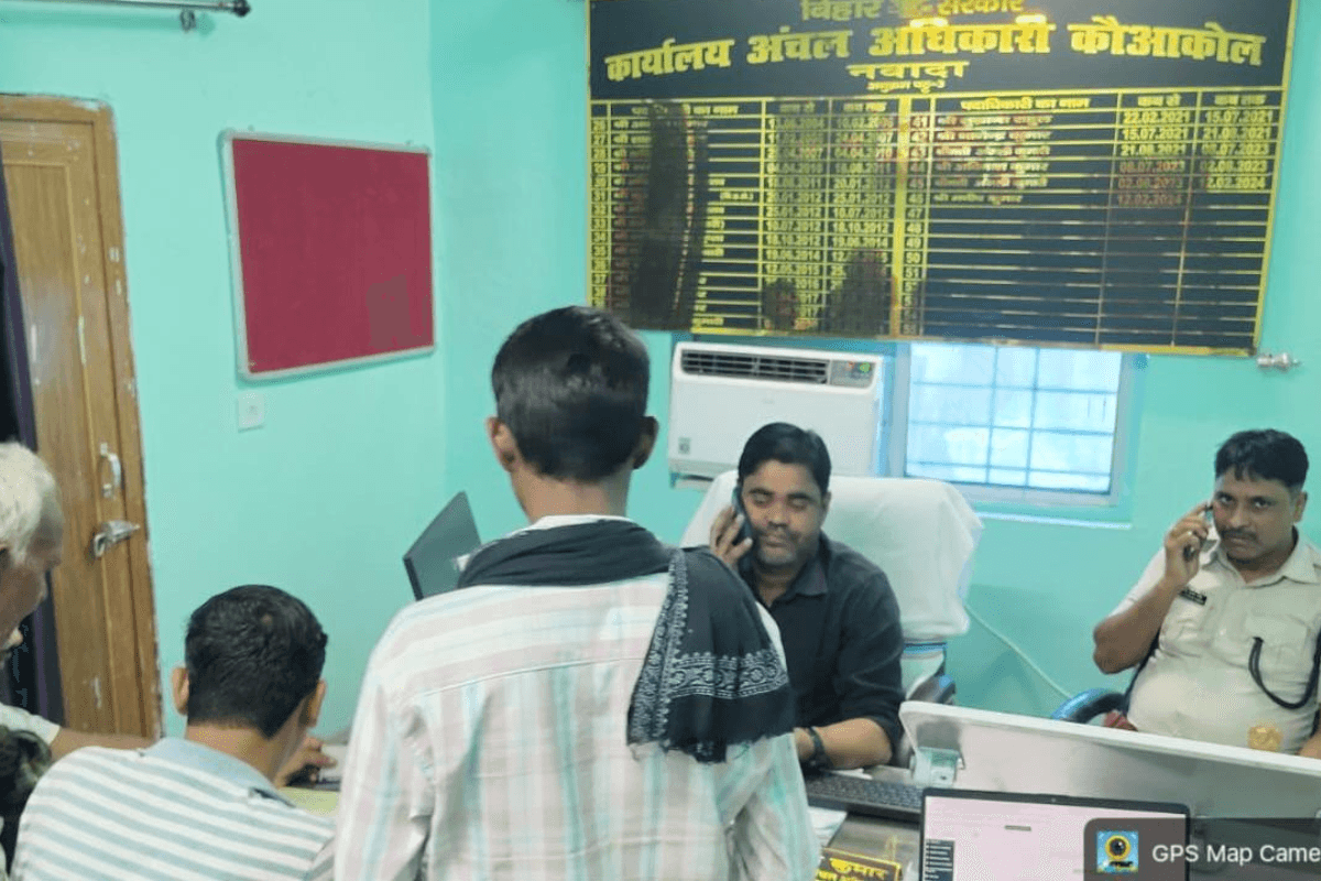 नवादा के कौआकोल अंचल कार्यालय में लगा जनता दरबार, CO ने सुनीं शिकायतें, 5 में से 4 मामलों का मौके पर ही हुआ निष्पादन