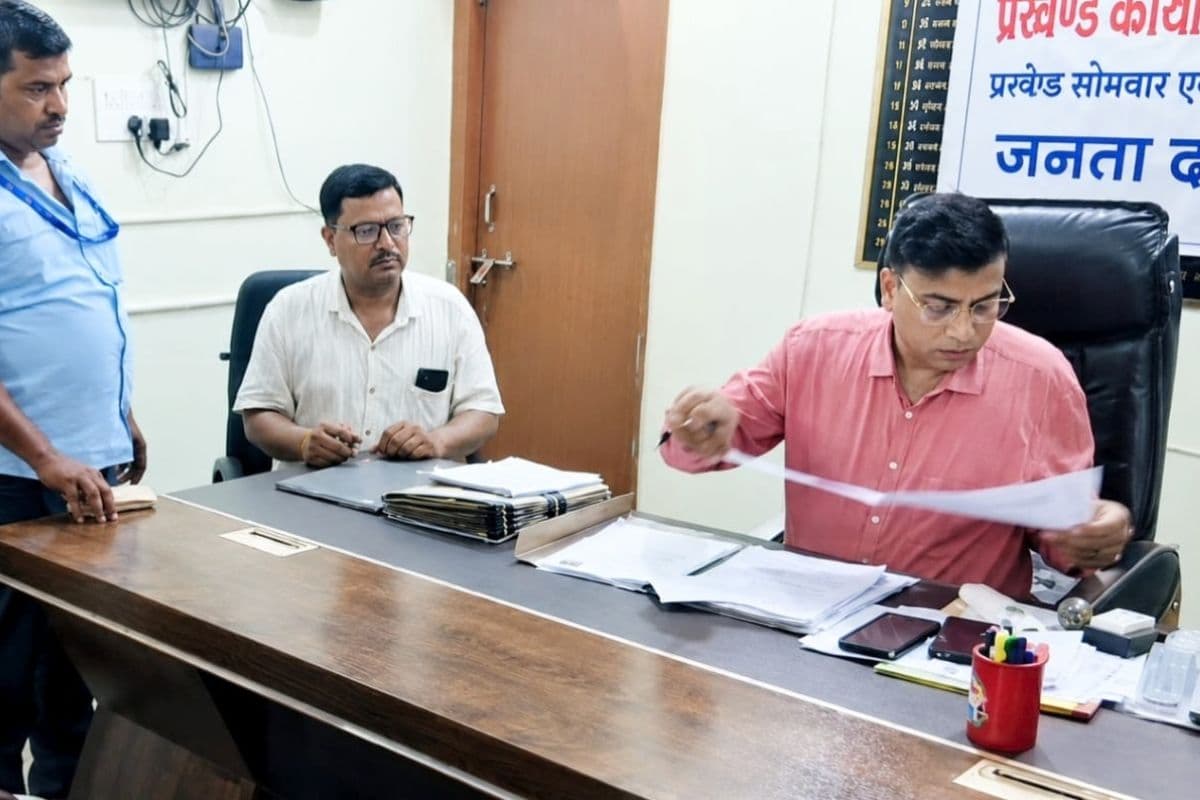 Hajipur News : हाजीपुर में पैक्स उपचुनाव के नामांकन पत्रों की जांच पूरी, एक पर्चा रद्द