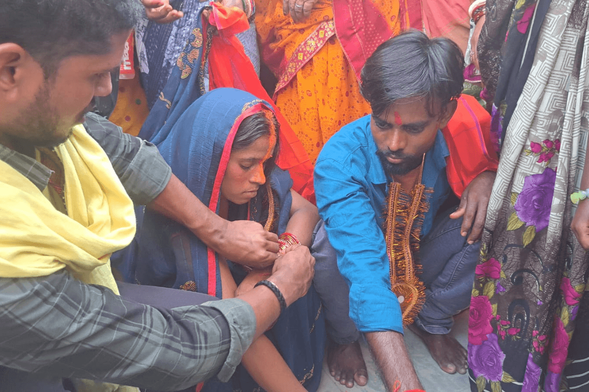 दो साल के प्यार ने जीती जंग, भाई के विरोध पर सारी बंदिशें तोड़ दूल्हे के घर पहुंची दुल्हन, शिव मंदिर में हुई शादी