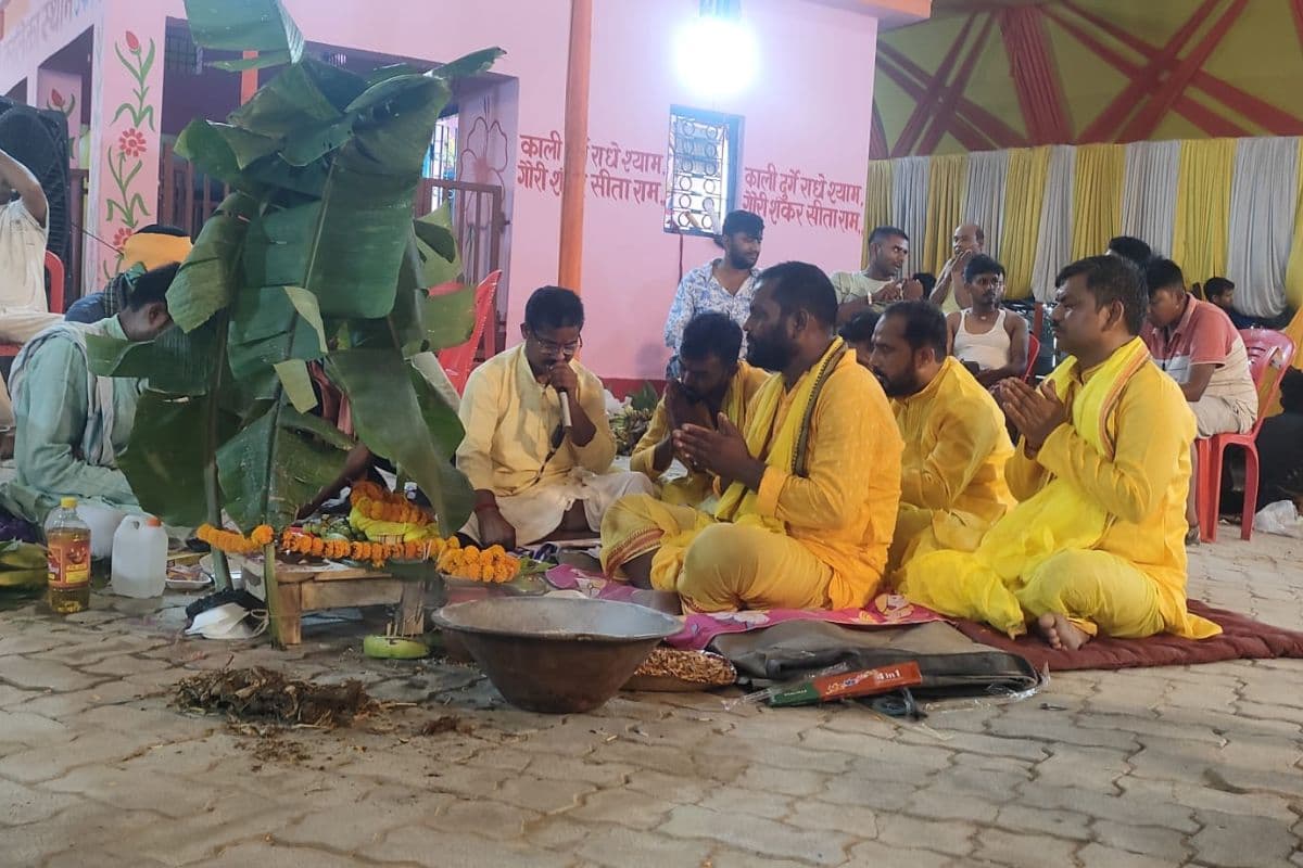 Hajipur News : सत्यनारायण पूजा के साथ यज्ञ स्थल पर धार्मिक आयोजन संपन्न