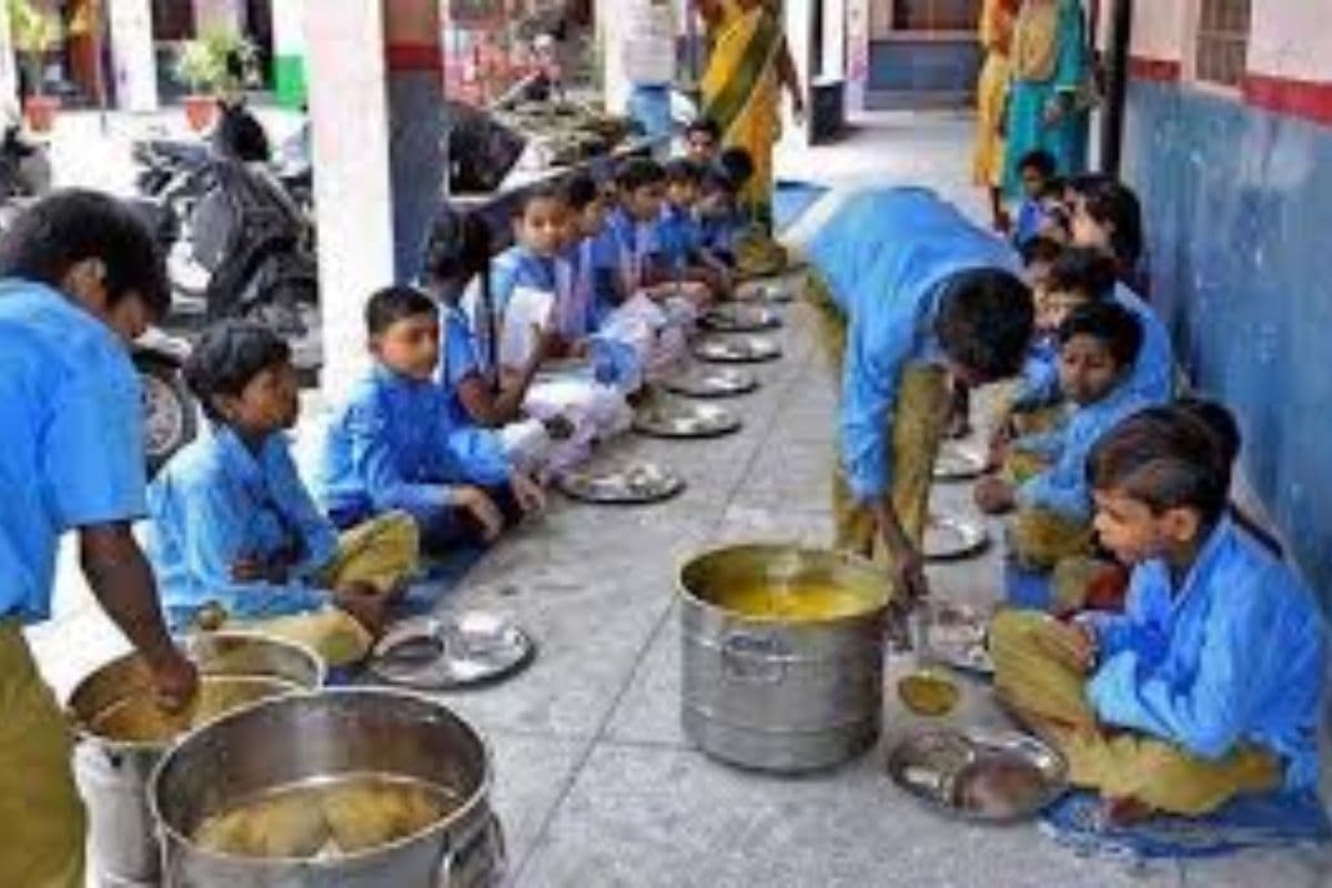 बेगूसराय में सड़ा अंडा खाने से बिगड़ी बच्चों की तबीयत, अभिभावकों ने किया तालाबंदी, एचएम पर कार्रवाई की मांग
