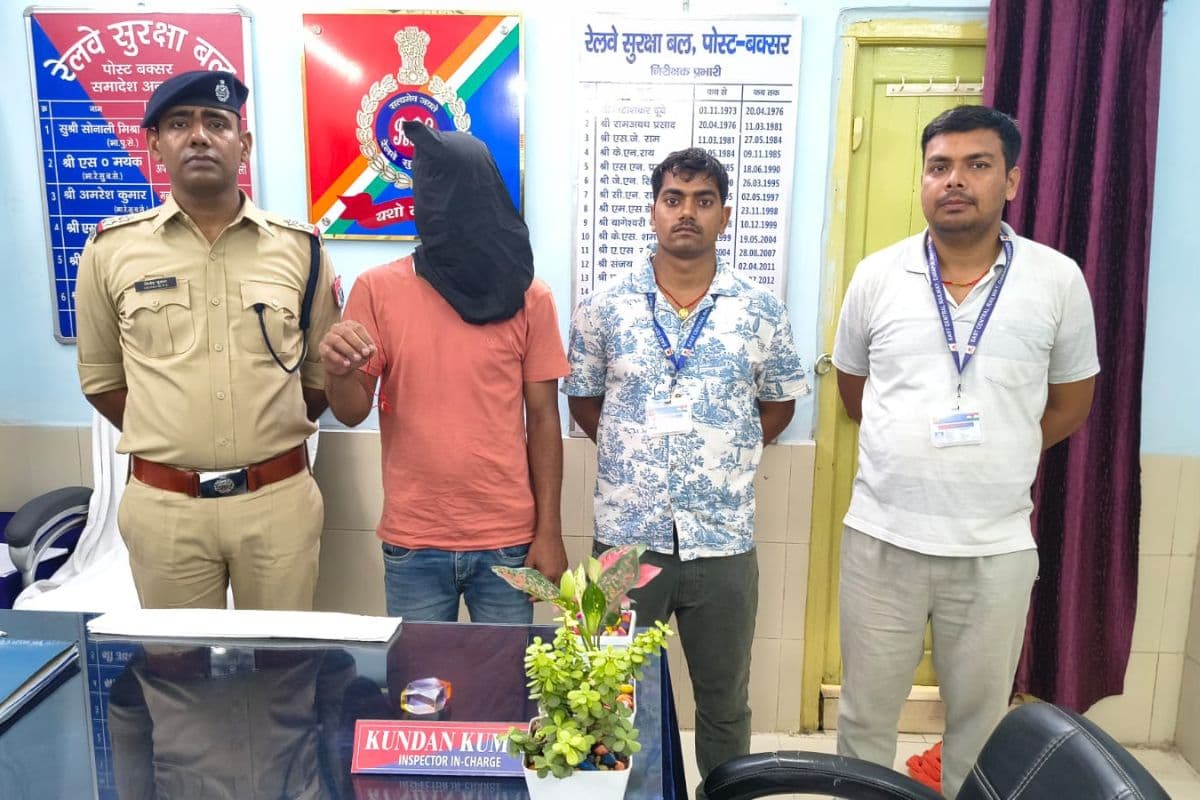 रेलवे सुरक्षा अभियान: बक्सर स्टेशन पर RFP ने चेन स्नैचर गिरफ्तार, चोरी का सोने जब्त