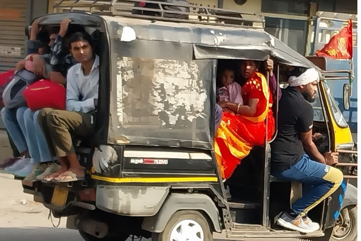 आरा में ट्रैफिक नियमों की धज्जियां उड़ा रहे ऑटो चालक, ओवरलोडिंग से बढ़ रहा का खतरा
