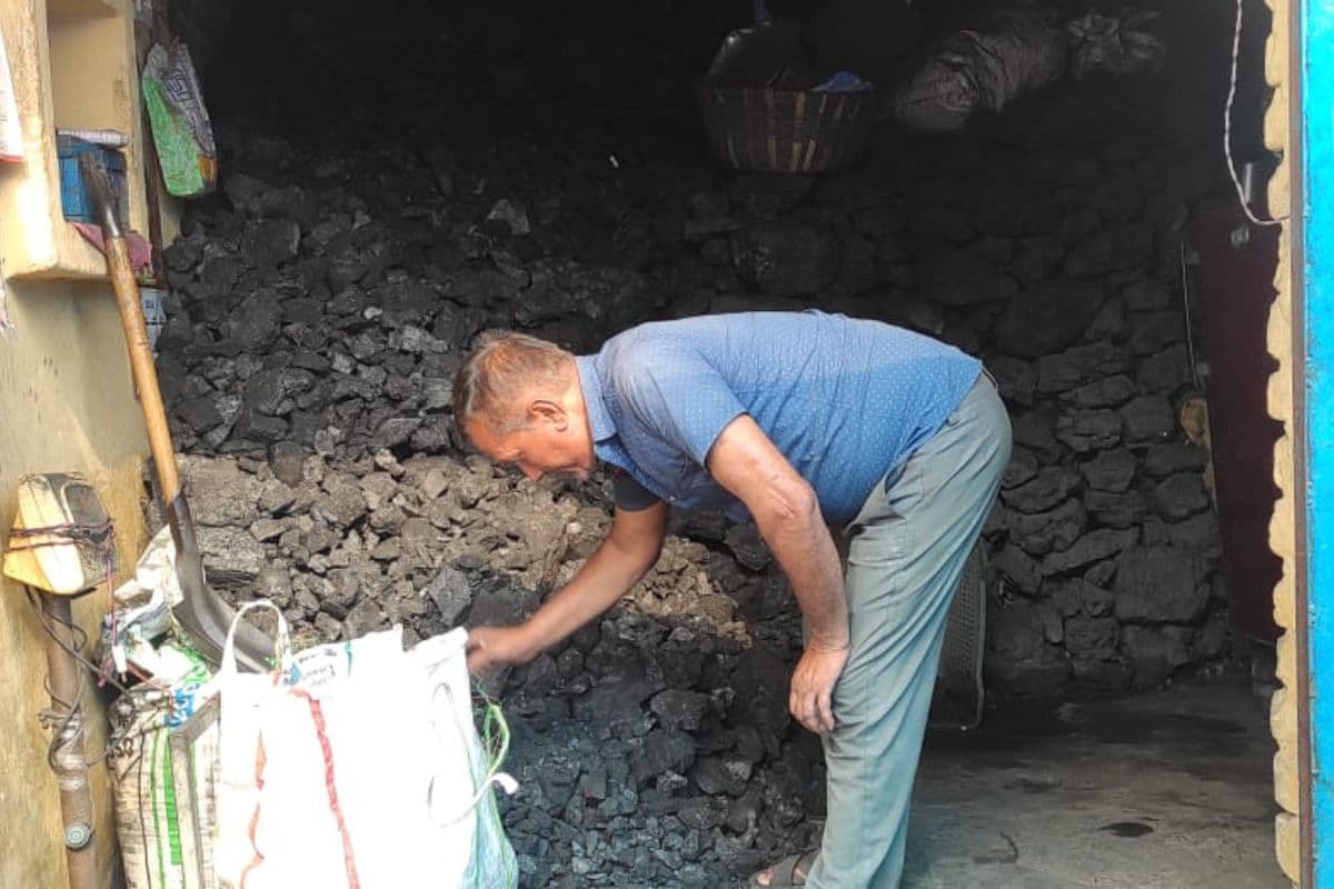 महंगी गैस ने बढ़ाई मुश्किलें, मलमास मेले में होटल और भंडारे अब कोयले के सहारे