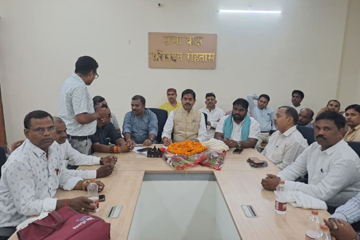 सासाराम में शिक्षकों ने एमएलसी के सामने खोला मोर्चा, स्कूलों की बदहाली पर उठाए सवाल