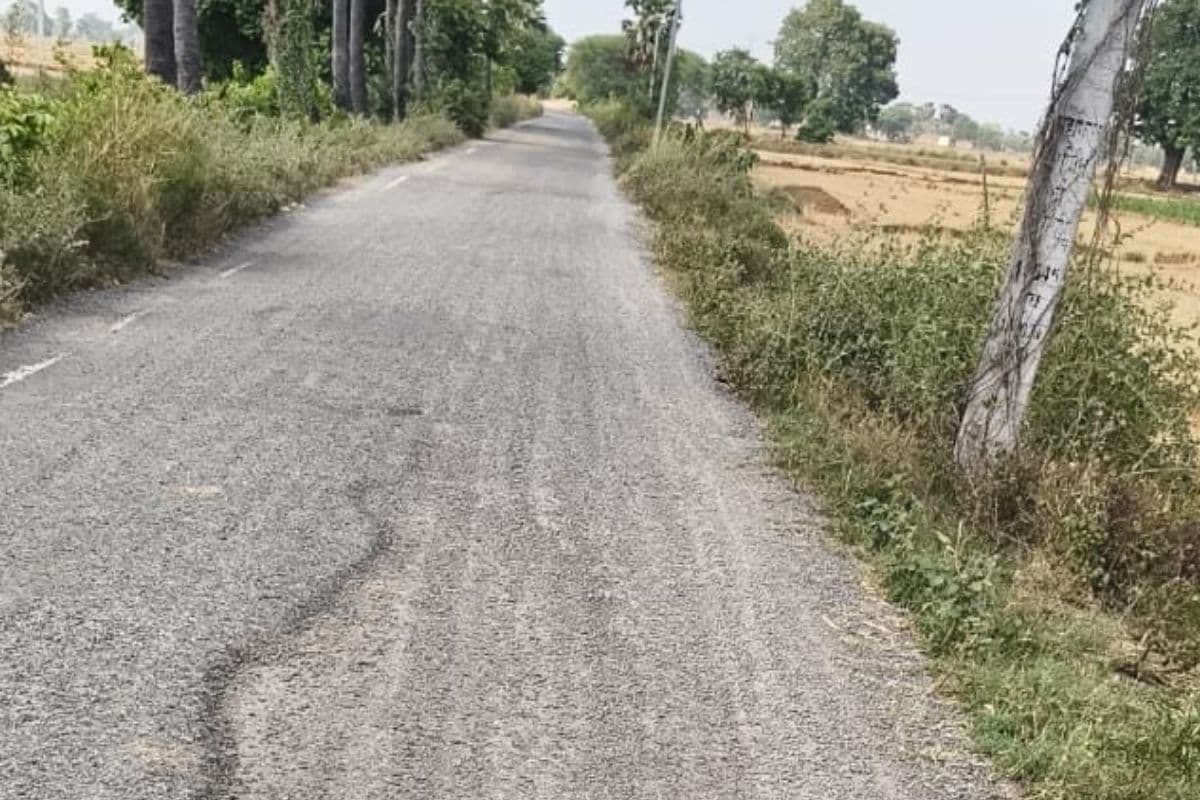 मुख्यमंत्री ग्रामीण पथ योजना पर सवाल, भोजपुर में बनने के एक सप्ताह में ही उखड़ी सड़क; ग्रामीणों ने जताया विरोध