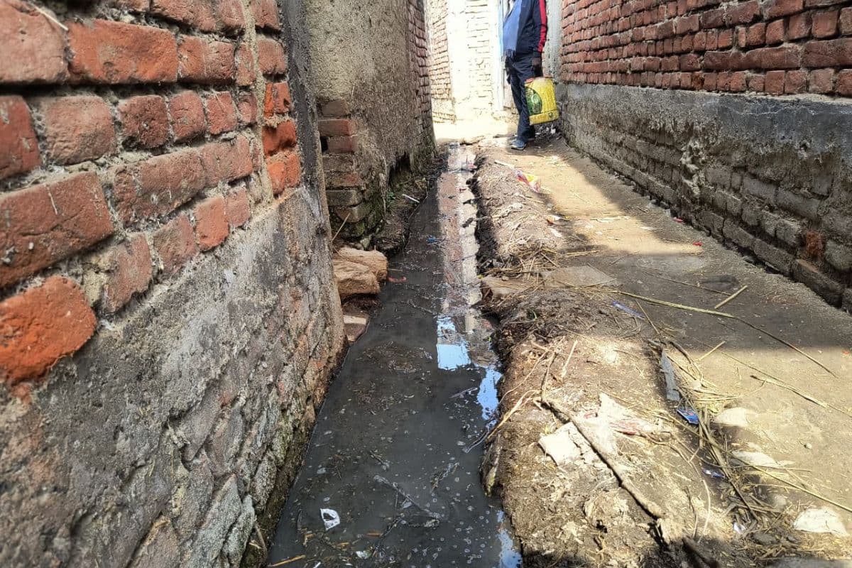 रोहतास में विकास की खुली पोल, बदहाल गलियों से बढ़ी परेशानी; गंदगी और कीचड़ से जूझ रहे ग्रामीण