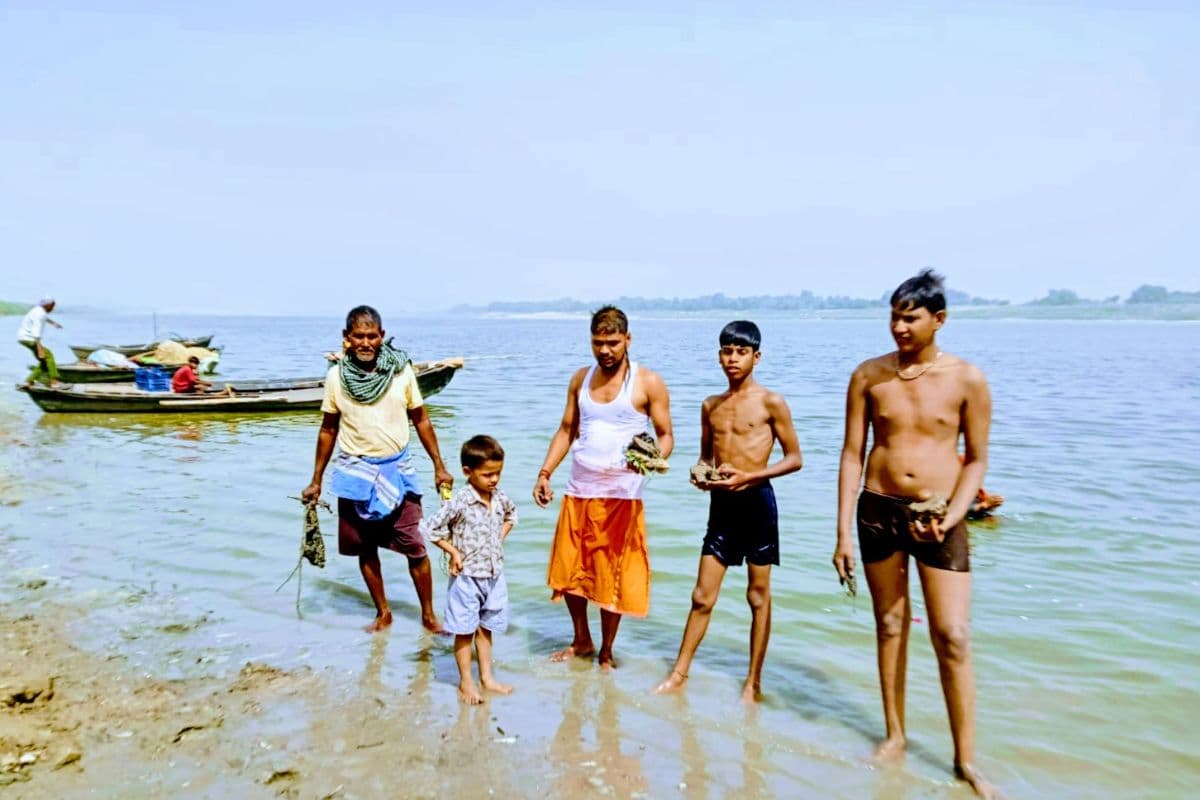 बक्सर में गंगा स्वच्छता अभियान तेज, घाट पर चला विशेष सफाई कार्यक्रम; युवाओं ने दिखाई भागीदारी