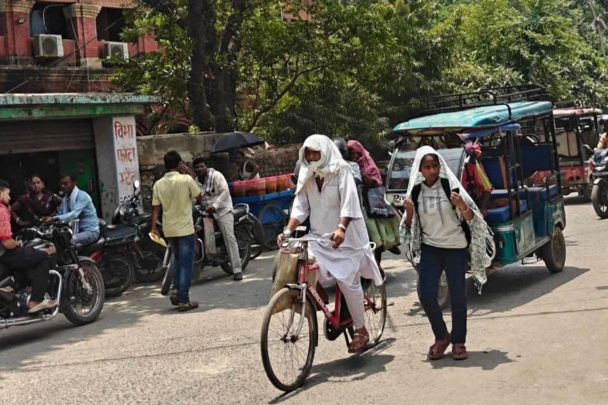 बेगूसराय में आसमान से बरस रही आग, भीषण गर्मी में तपती सड़कों पर जिंदगी की दौड़ जारी