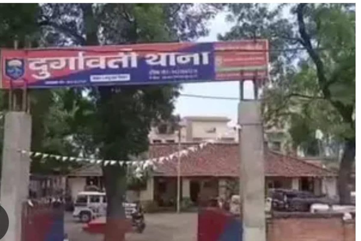 कैमूर में पुलिस की बड़ी कार्रवाई, छापेमारी में 50 बोतल शराब बरामद; फरार तस्कर की तलाश जारी