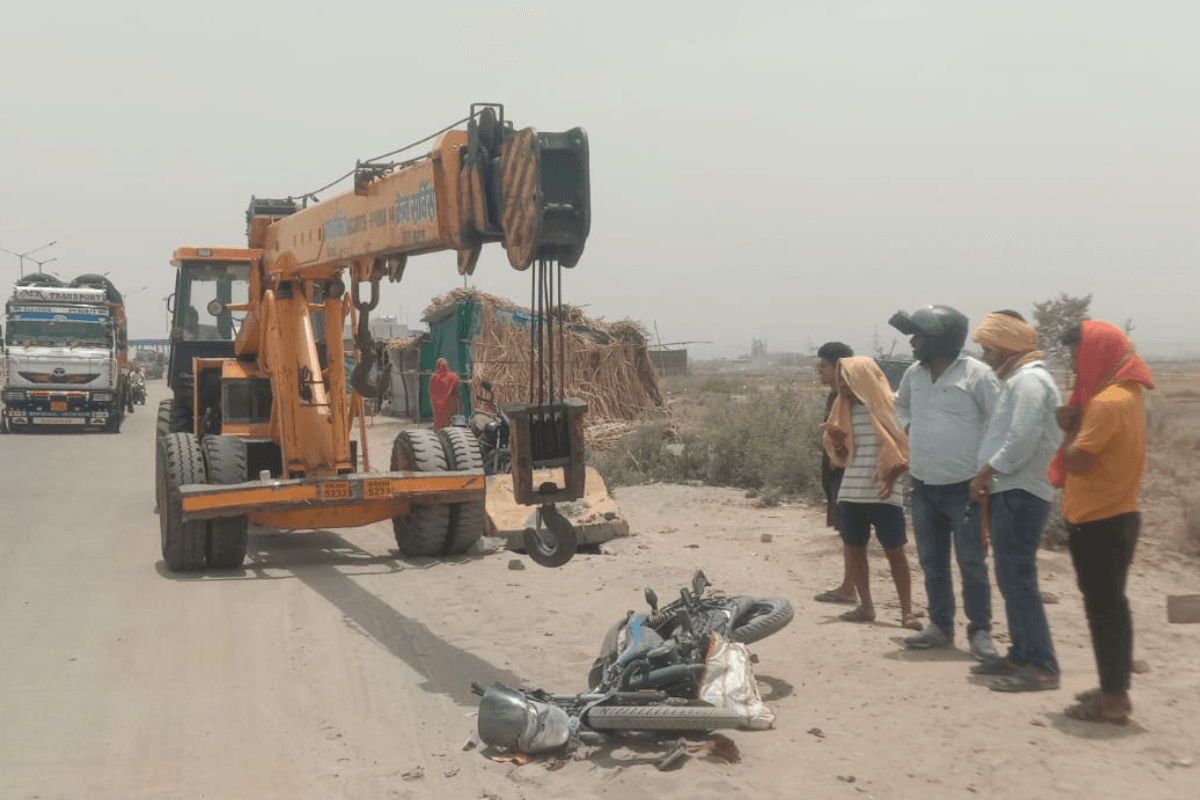 सासाराम टोल प्लाजा के पास हादसा, ट्रक की टक्कर से बाइक सवार सास की मौत, दामाद गंभीर रूप से जख्मी