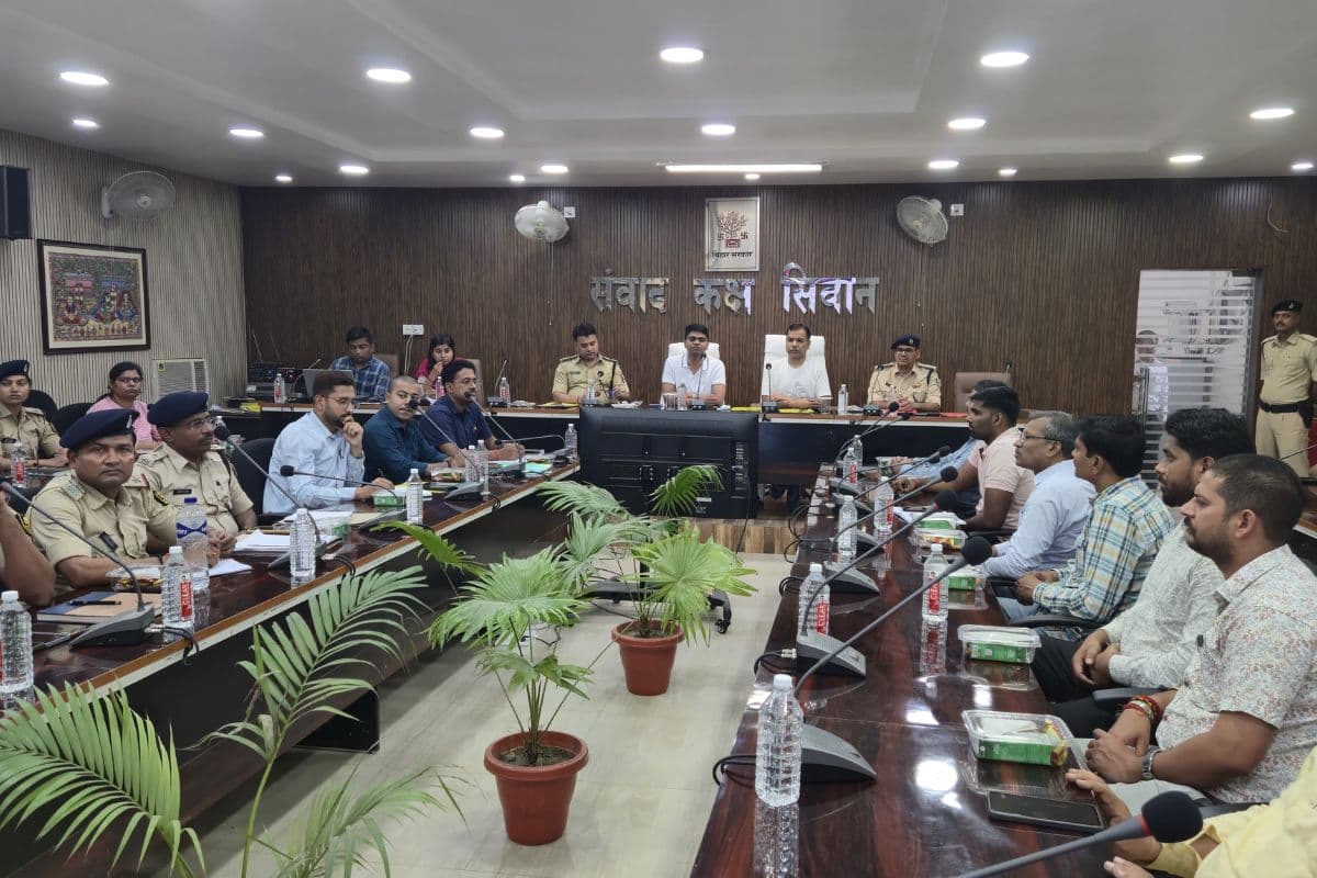 Siwan News : विदेशी नागरिकों की निगरानी को लेकर प्रशासन सख्त