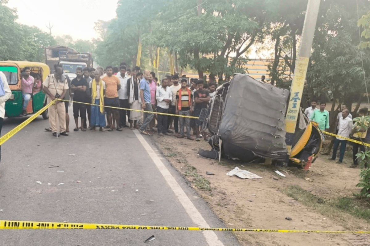 रोहतास में रफ्तार का कहर: तेज रफ्तार पिकअप ने खड़ी ऑटो को मारी जोरदार टक्कर, चालक की मौके पर ही मौत