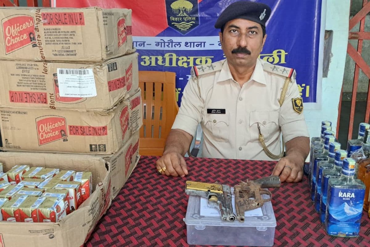 Hajipur News : विदेशी शराब के साथ दो पिस्टल और मैगजीन बरामद