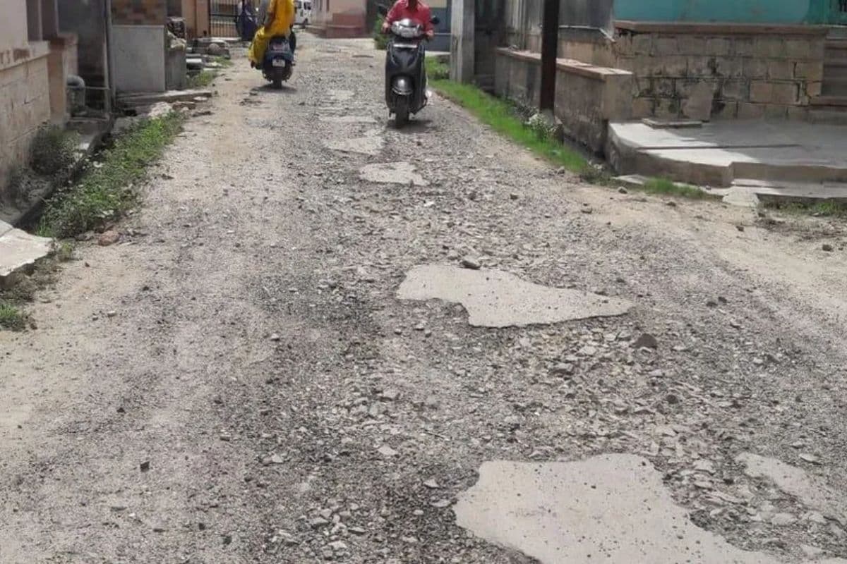 Saran News : जर्जर डेरनी-ठेकही सरारी सड़क बनी लोगों के लिए मुसीबत