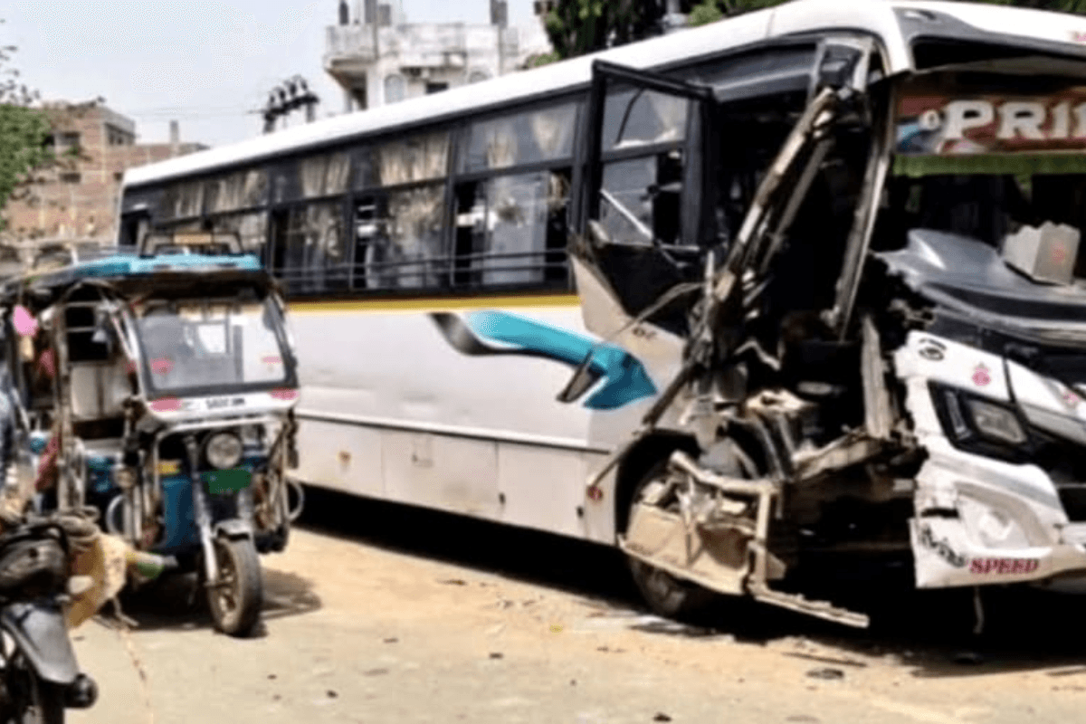 नवादा में केएलएस कॉलेज के पास तेज रफ्तार बालू लोड ट्रैक्टर ने बस में मारी जोरदार टक्कर, बाल-बाल बचे यात्री