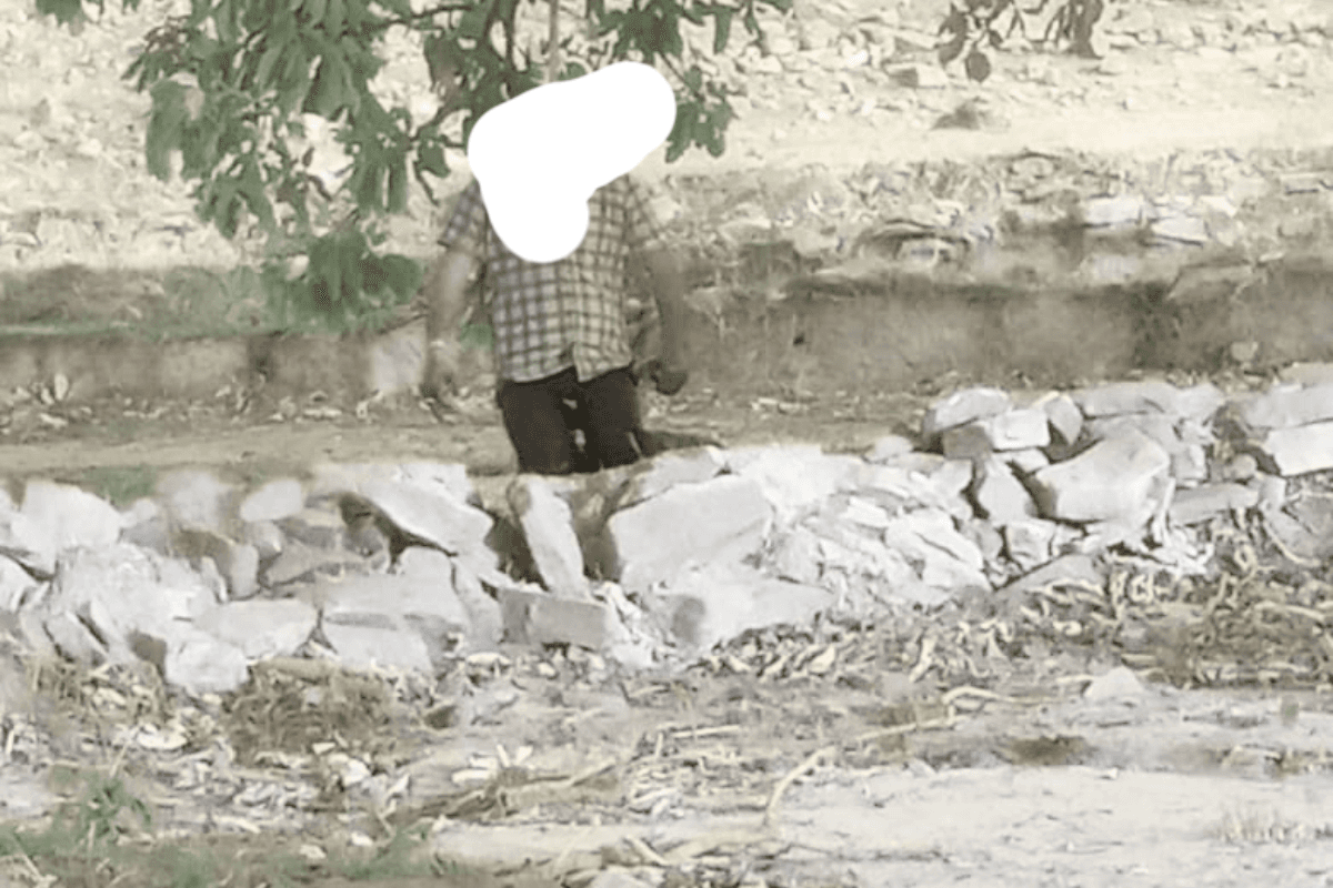 रोहतास के कैमुर पहाड़ी के नागाटोली में पेड़ से लटका मिला अधेड़ का शव, जांच में जुटी पुलिस
